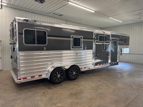 4-Star 2+1 Horse Trailer w Larger Box Stall & Warmblood Stalls
