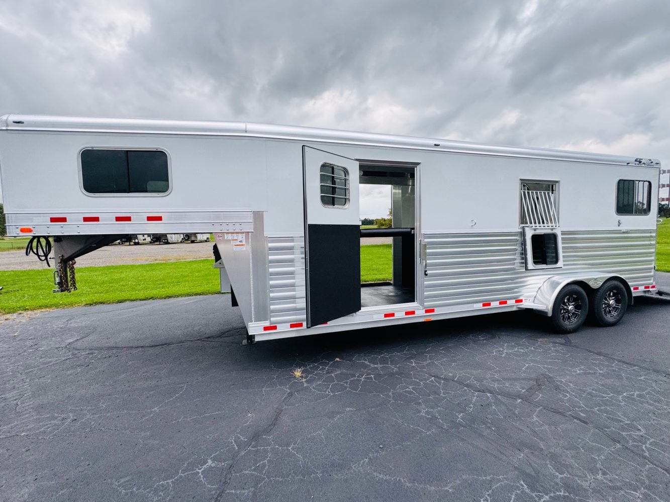 2026 4-Star 2+1 w Air Ride, Warmblood Stalls & Larger 102” Box Stall & Dress Area - Image 2