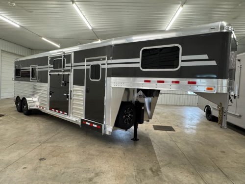 4-Star 2+1 w Larger 6ft Dress Area & Larger 108” Box Stall