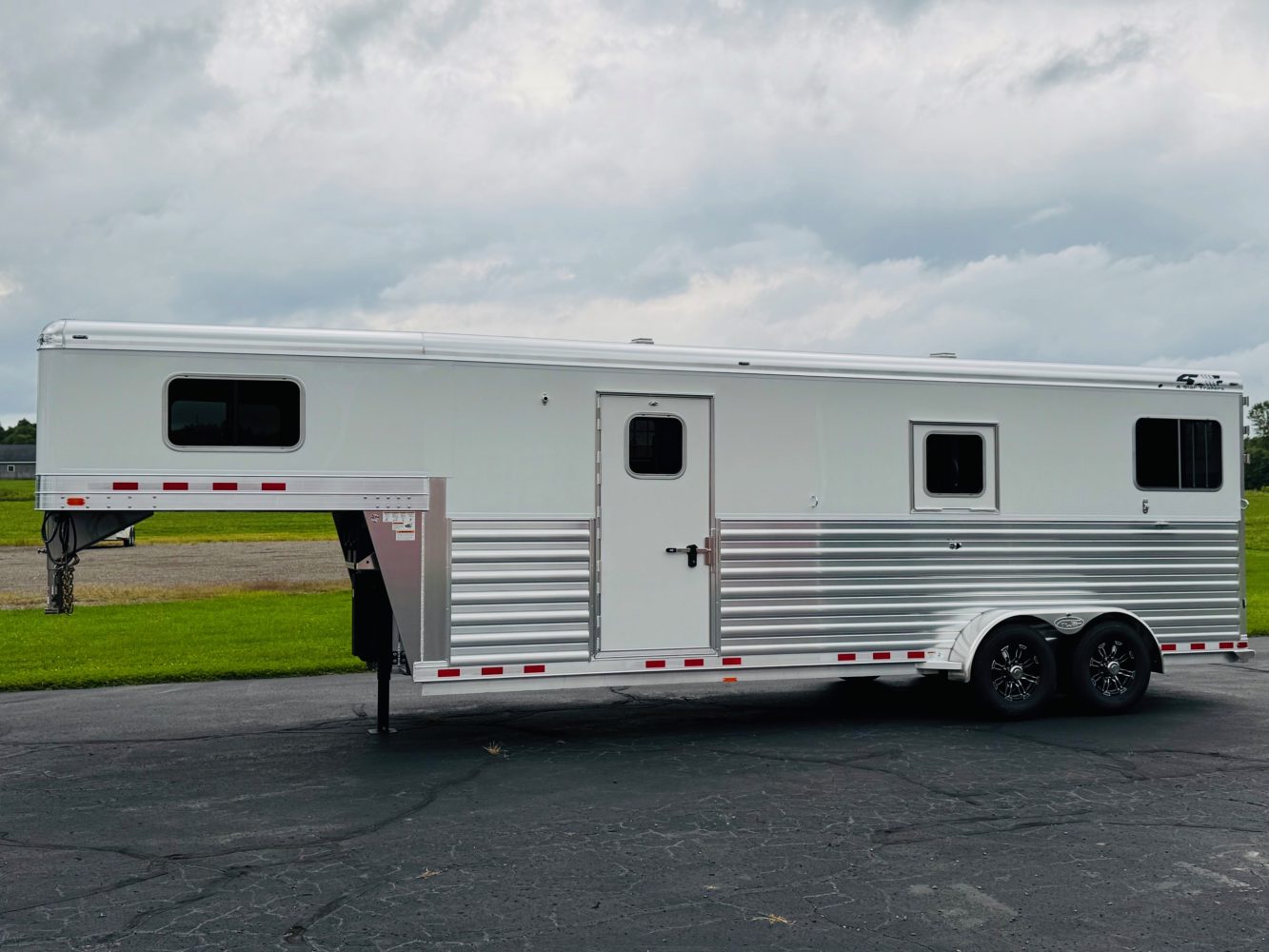 2026 4-Star 2+1 w Air Ride, Warmblood Stalls & Larger 102” Box Stall & Dress Area - Image 13