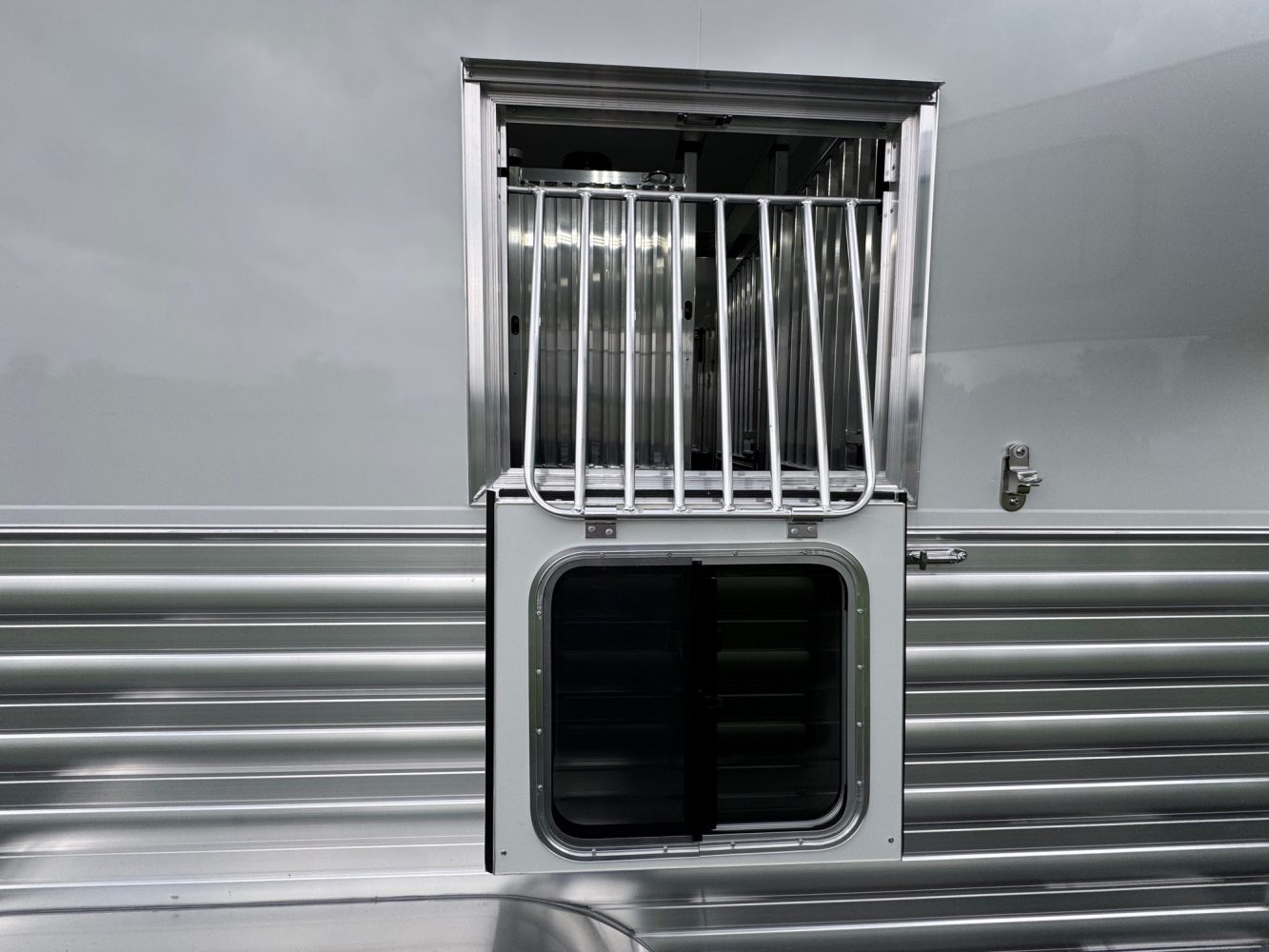 2026 4-Star 2+1 w Air Ride, Warmblood Stalls & Larger 102” Box Stall & Dress Area - Image 5
