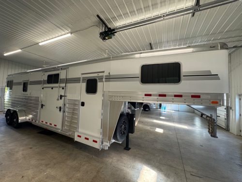 4-Star 2+1 w Larger 6ft Dress Area and Larger 114” Box Stall