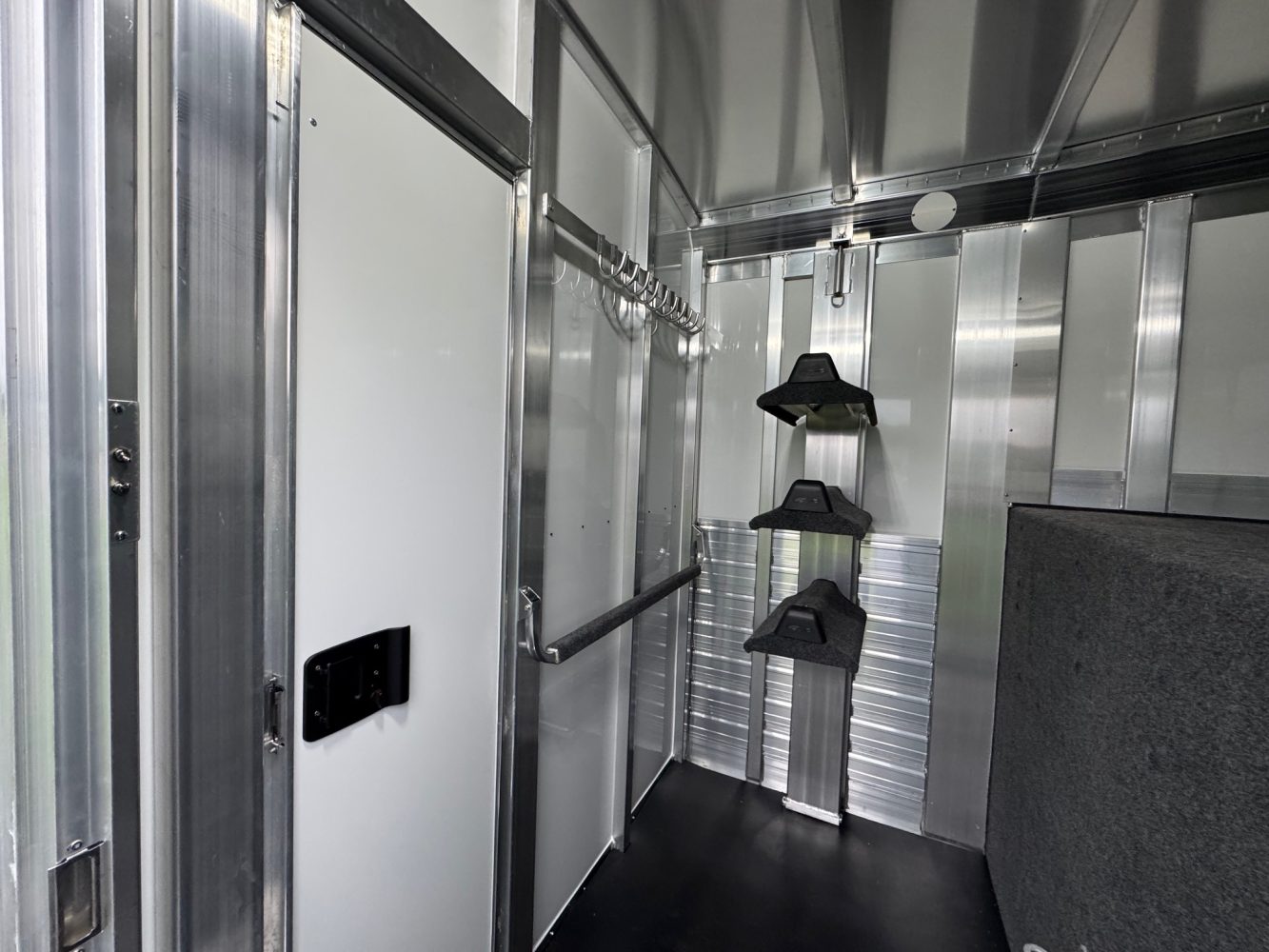 2026 4-Star 2+1 w Air Ride, Warmblood Stalls & Larger 102” Box Stall & Dress Area - Image 8