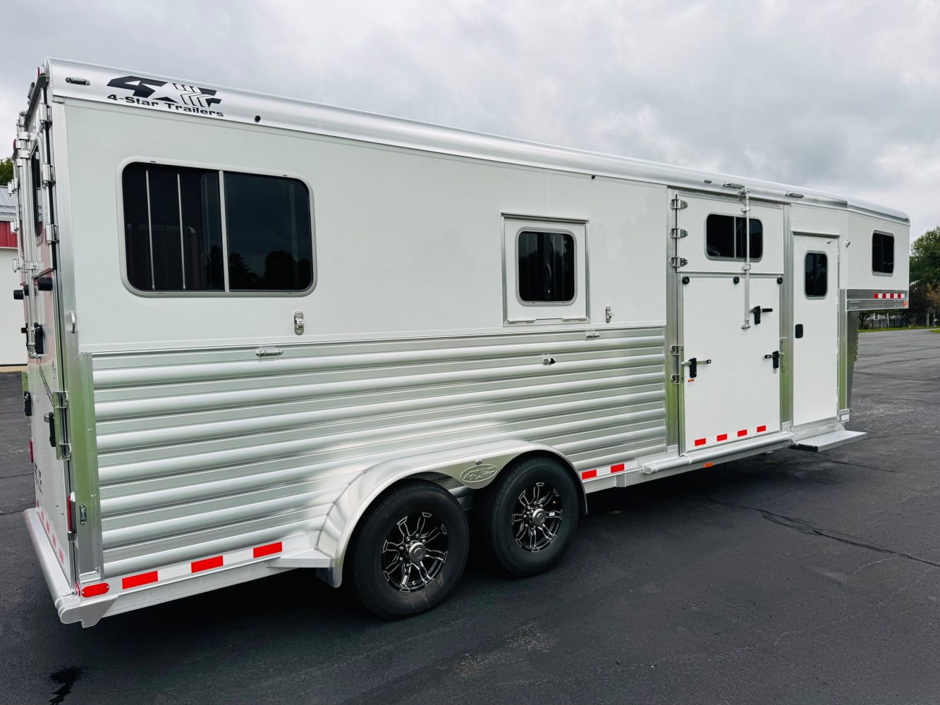 2026 4-Star 2+1 w Air Ride, Warmblood Stalls & Larger 102” Box Stall & Dress Area - Image 10