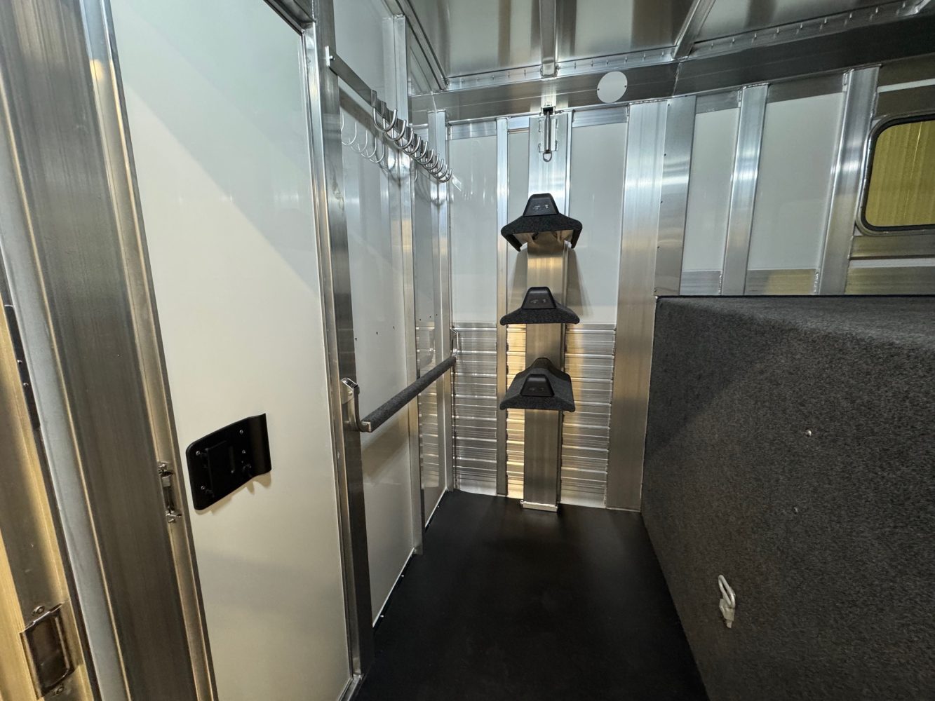 4-Star 2+1 w/Larger box stall, warmblood stalls, Larger 102” Box stall - Image 7