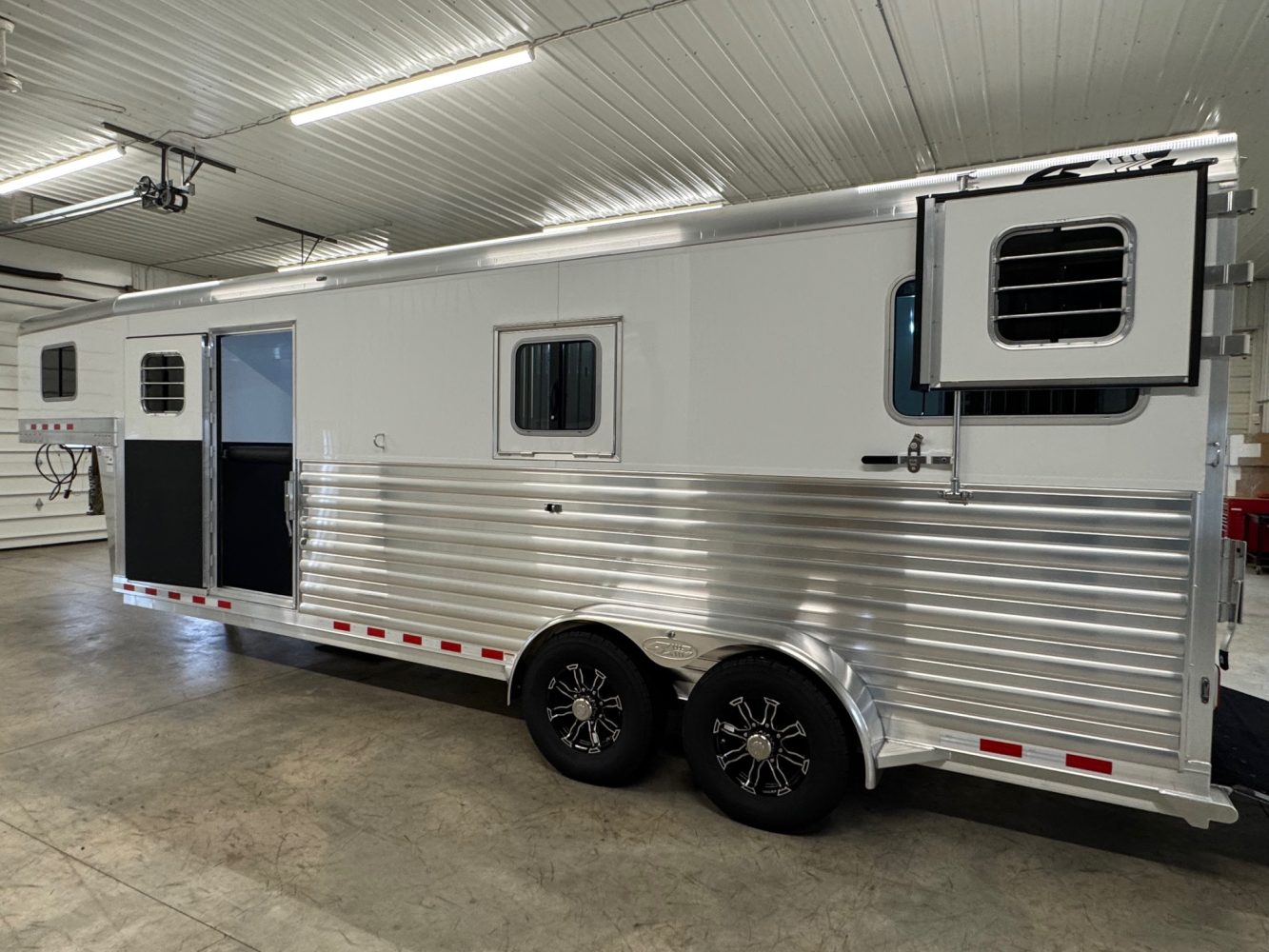 4-Star 2+1 w/Larger box stall, warmblood stalls, Larger 102” Box stall - Image 4