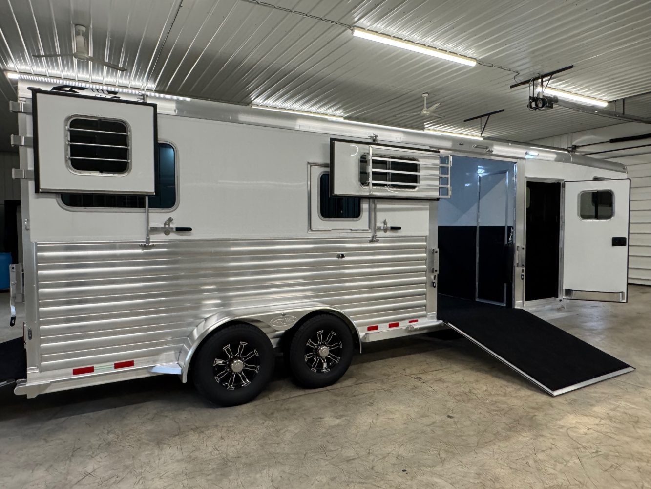 4-Star 2+1 w/Larger box stall, warmblood stalls, Larger 102” Box stall - Image 3