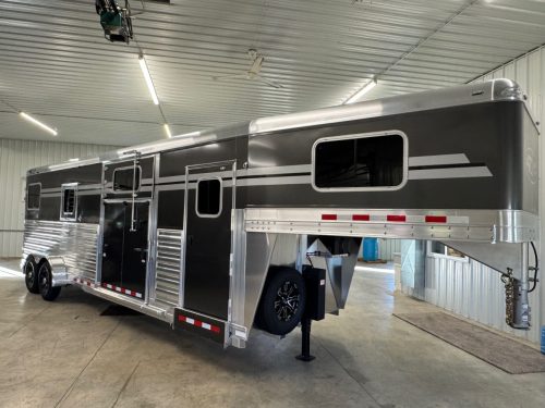 4-Star 2+1 w Larger 6ft Dress Area and Larger 108” Box Stall