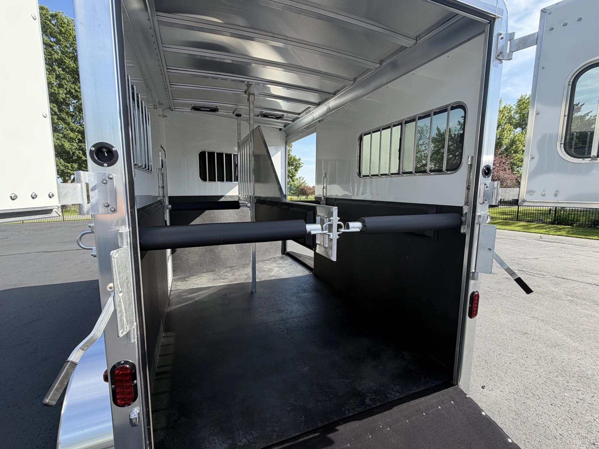 2026 Adam 2 Horse Straight load Warmblood side ramp - Image 2