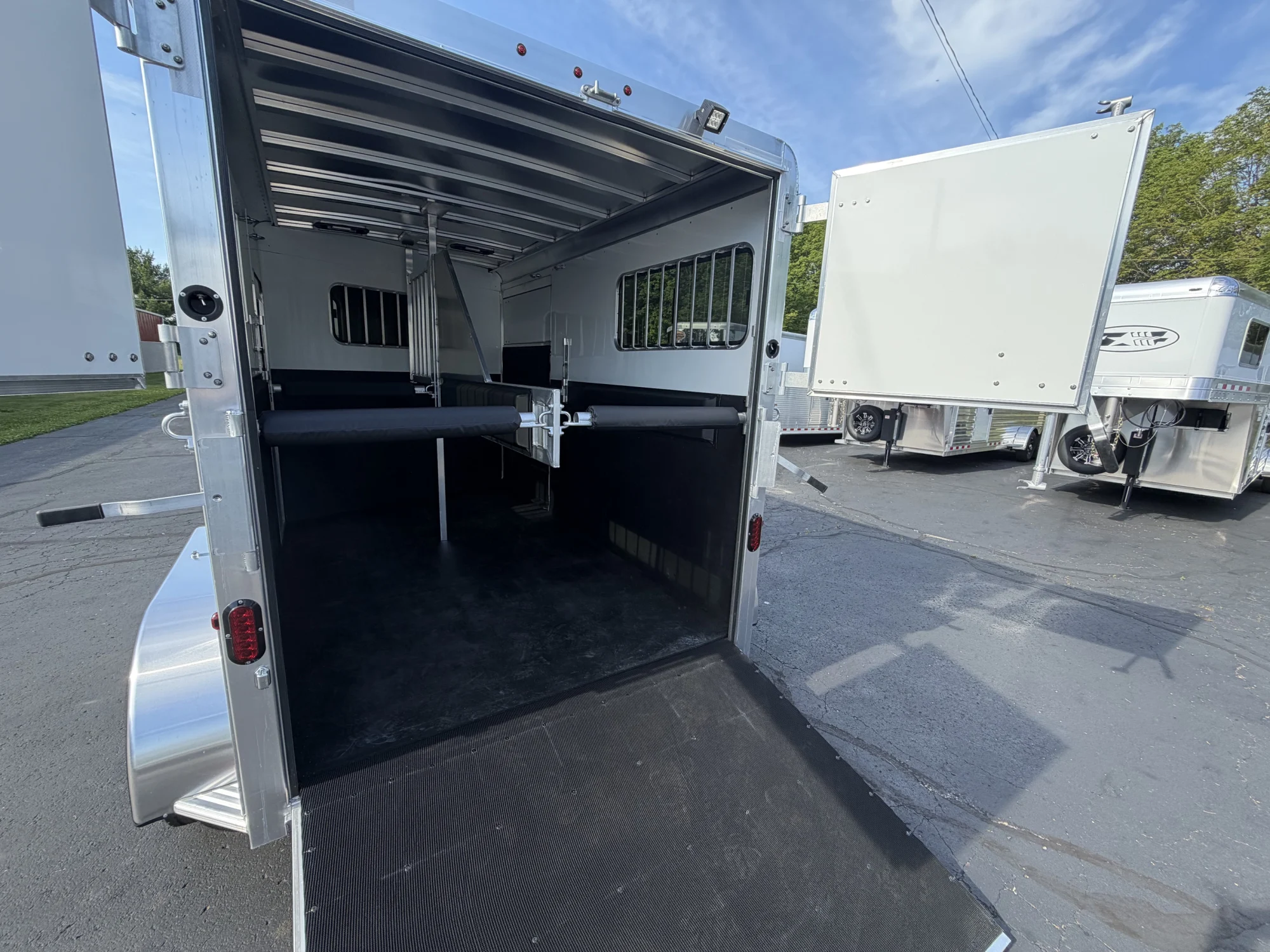 2026 Adam 2 Horse Straight load Warmblood side ramp - Image 4