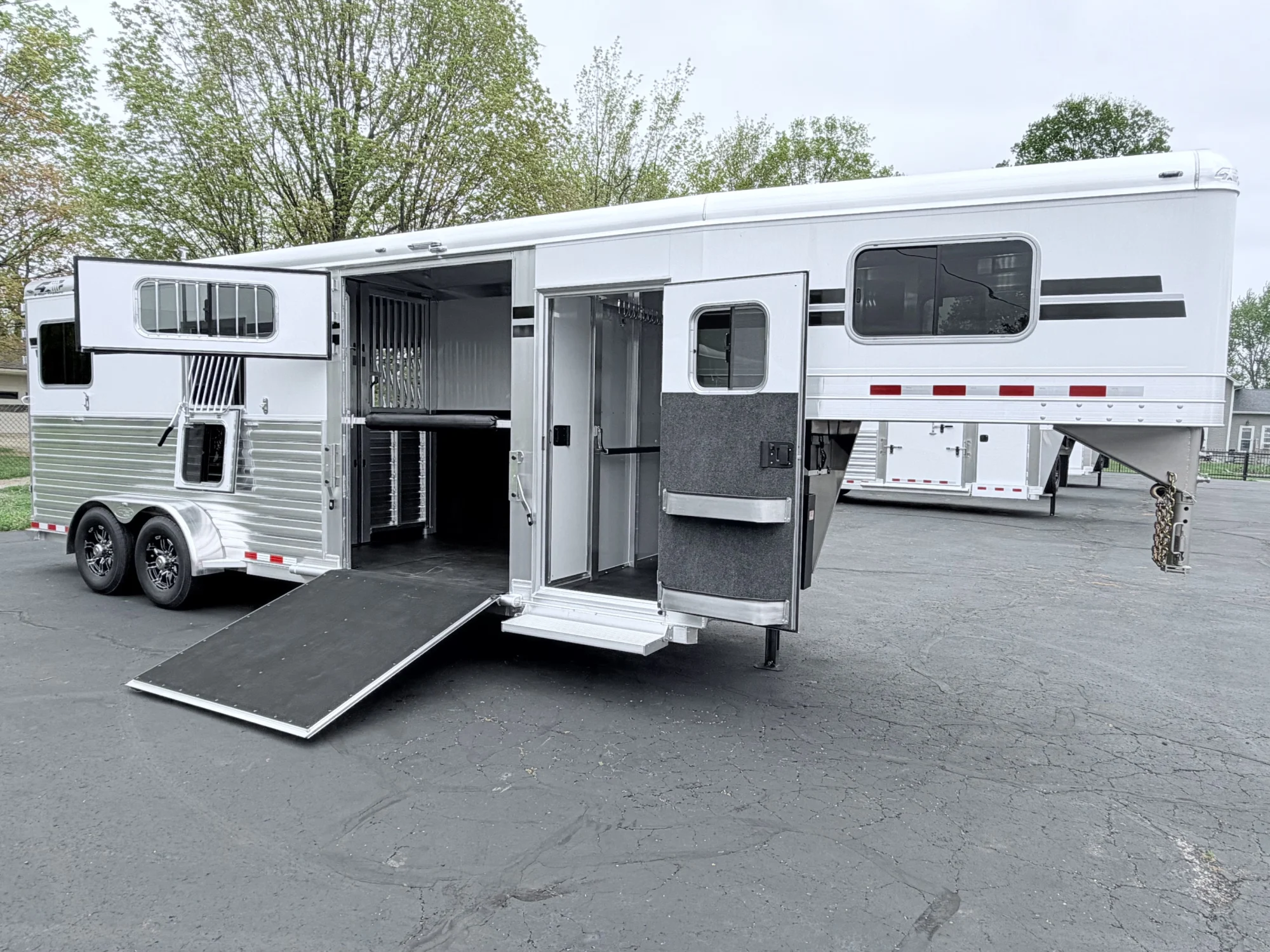 2027 4-Star 2+1 Gooseneck Trailer w Warmblood Size Stalls - Image 4